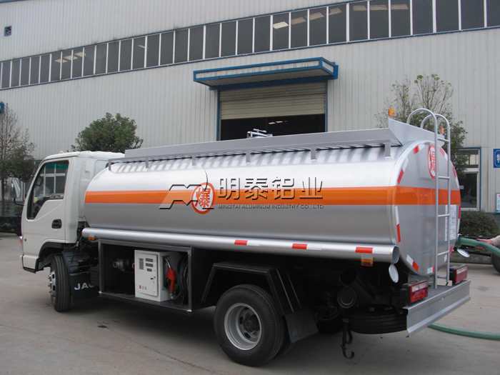 明泰鋁業(yè):采用鋁合金材質(zhì)的油罐車罐體更安全 明泰鋁業(yè):采用鋁合金材質(zhì)的油罐車罐體更安全